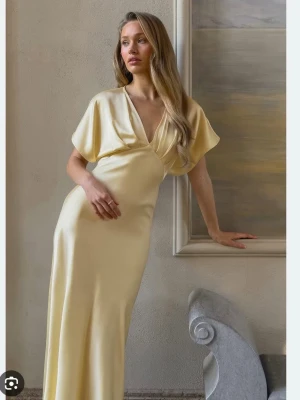 Satin maxi dress Gina tricot - Säljer denna klänning i strl 40 vidare då den ej passade. Endast provad på, men drog av etiketten och kunde därför inte lämna tillbaka. Slutsåld överallt!