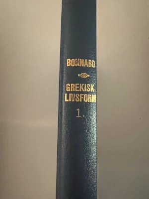 Grekisk livsform 1 av Bonnard - En klassisk bok med titeln 'Grekisk livsform 1' av Bonnard. Boken har ett mörkblått hårdband med guldfärgad text på ryggen. Perfekt för dig som gillar skönlitteratur med historiskt tema.
