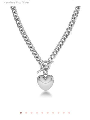 Chunky silverfärgat halsband med hjärta - Säljer ett chunky halsband i silverfärg med en kraftig kedja och ett blankt hjärthänge. Halsbandet har en snygg toggle-låsning framtill som ger en cool och trendig look. Perfekt accessoar för att lyfta din outfit.