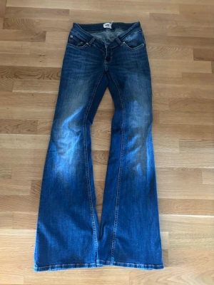 Blå bootcut jeans  - Säljer mina jeans ”blaze” från lager 157. Storlek S ”full length”.💕 Använda några gånger men skulle säga att dom är som nya💕 Köpte för 399 nya