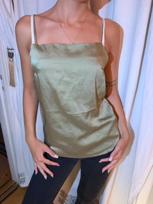 Söt Topp💚 - En super söt och clean satin topp från NA-KD. Använd ett fåtal gånger. Finns ej kvar på hemsidan. 💚