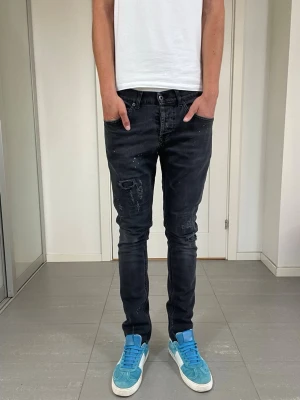 Dondup George Jeans  - Säljer nu dessa Dondup George Jeans med snygga slitningar i populär design, mått ca 38,5 o 105 cm. skriv för fler bilder/frågor🙌🏼