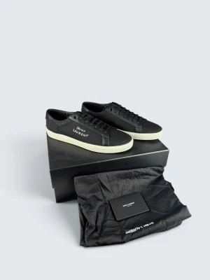Saint Laurent SL/06 Court Classic Sneaker - Skick: 10/10, helt nya. | Ingår: Allt OG. | Nypris: +- 7000 SEK. | Givetvis äkta! Skriv ifall ni har någon fråga.