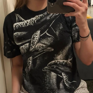 T-shirt svart med delfiner - Svart T-shirt med delfiner 100% bomull 