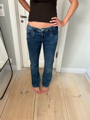 Blå LTB jeans  - Säljer dessa mörkblå ltb jeans. Tjejen på bild är 174cm.