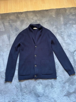 Pier one cardigan - En väldigt fin pier one cardigan - eftertraktad cardigan - marinblå - Storlek S - fruktansvärt fräsch i kvalitet och endast tvättad en gång. Pm för mer info!