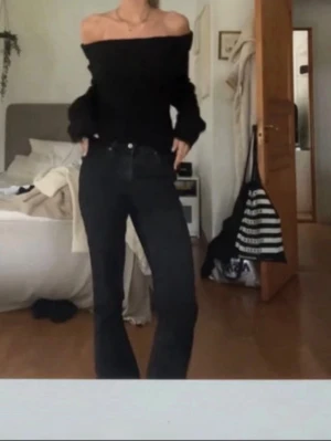 Svarta raka jeans med hög midja - Säljer ett par svarta jeans med rak passform och hög midja. 