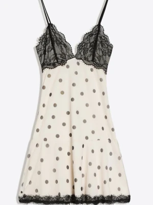 Prickigt klänning med spets från Bershka - En jättefin klänning från bershka, använd 1 gång. Stl xs, säljer då den tyvärr inte passar! Otroligt vacker!