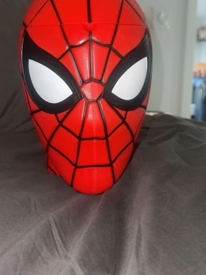 Spider-Man popcorn huvud - Säljer ett Spider-Man: Brand New Day-klistermärke. Helt nytt och fortfarande inplastat/oöppnat. Perfekt för samlare eller Spider-Man-fans.