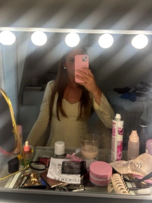  Jättefin blus  -  Superfin stretchig gul blus som är perfekt inför sommaren eller fest. Säljer då den inte blev så använd. 