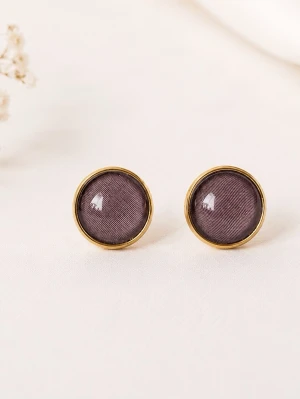 Lilabruna örhängen  - Tjusiga nya örhängen i färgen lilabrun.                       Mått: 12mm i diameter                                                        Material: Guldfärgad mässing. Glas                                                                 Örhängena skickas i en hård fin liten kartong där smycket är omsorgsfullt inslaget i vackert silkespapper.