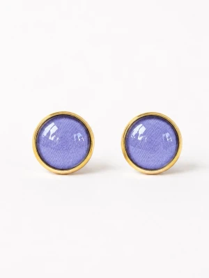 Lavendellila örhängen  - Tjusiga nya örhängen i färgen lavendellila.                       Mått: 12mm i diameter                                                        Material: Guldfärgad mässing. Glas                                                                 Örhängena skickas i en hård fin liten kartong där smycket är omsorgsfullt inslaget i vackert silkespapper.