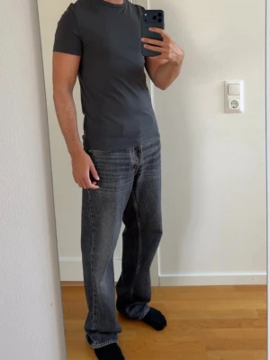 T-shirt  - Grå T-shirt. Storlek S.