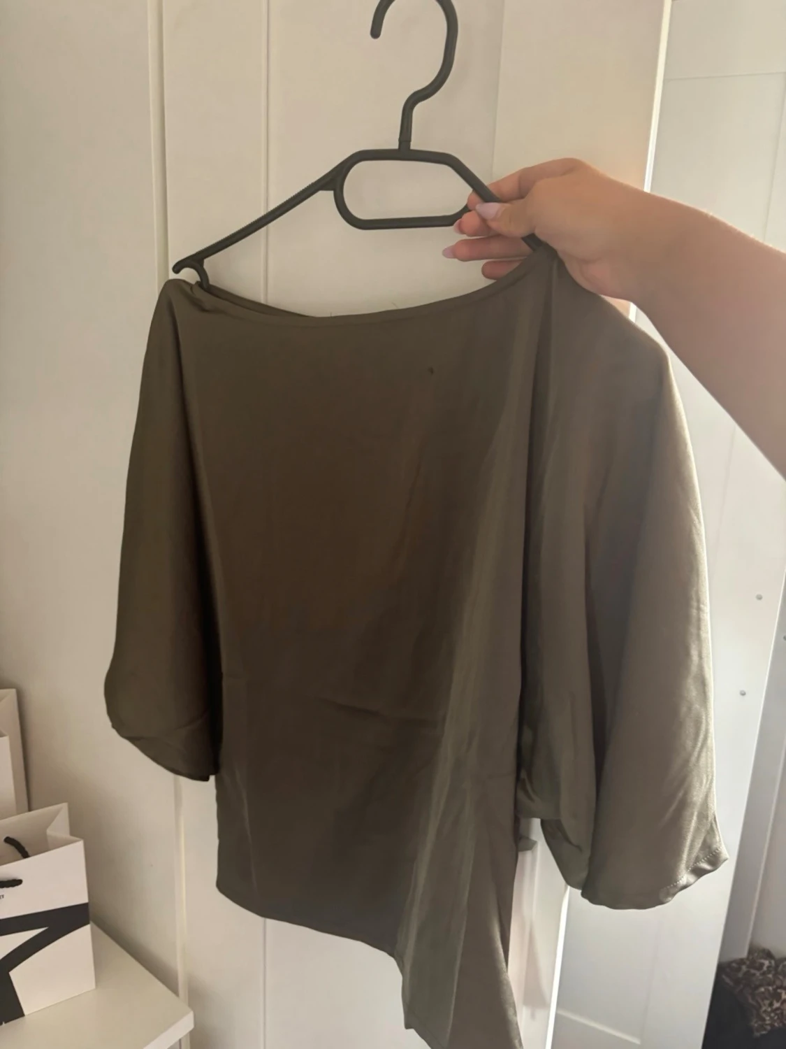 Olivgrön oneshoulder topp silkes 
