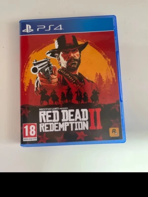 Red Dead Redemption II till PS4 - Red Dead Redemption II till PlayStation 4. Ett actionäventyrsspel från Rockstar Games med vilda västern-tema. Omslaget är rött och gult med en cowboy och revolver. Spelet levereras i ett blått PS4-fodral och innehåller en Blu-ray-skiva. Ny pris 699 ✅ 