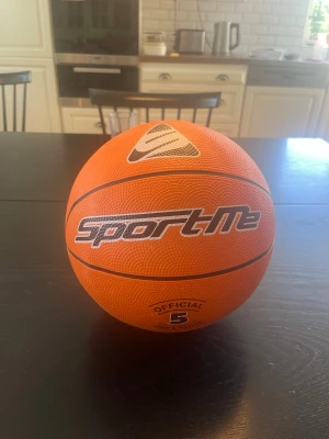Basketboll SportMe storlek 5 - Orange basketboll från SportMe i officiell storlek 5. Bollen har svart och vit logga samt tydliga svarta linjer. Tillverkad i slitstarkt gummimaterial med greppvänlig yta, perfekt för både träning och spel utomhus eller inomhus.