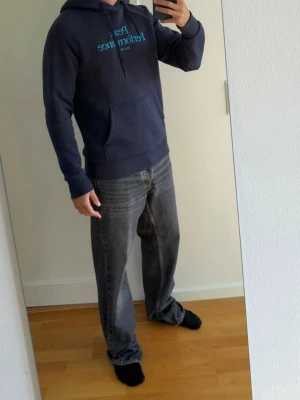 Peak performance hoodie  - Mörkblå peak performance hoodie. Storlek S.