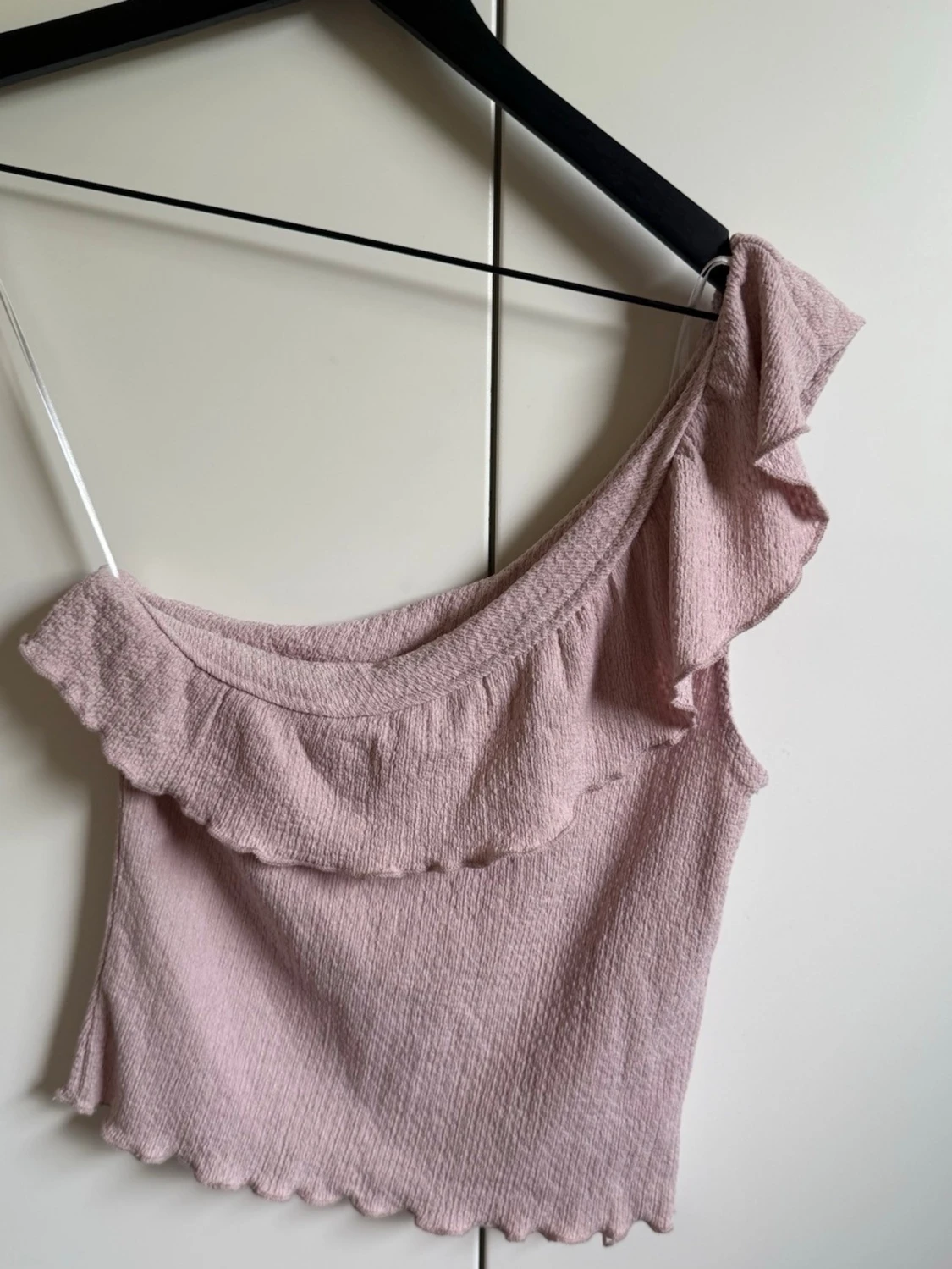 Ljusrosa oneshoulder topp med volang - 1