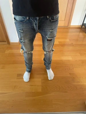 Jens med slitningar - Tja! Säljer dessa jeans från mnml och som har en sliten design. Jeansen har en dragkedja på innersidan av benen.(se bild 4)