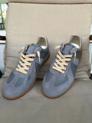 Pale blue Maison margiela gats - Helt nya vita Maison margiela gats i storlek 43, köpta från nk, kvitto tillkommer samt dustbagsen,  boxen medföljer tyvärr inte, innersulan är 27,3cm, hojta till vid funderingar!