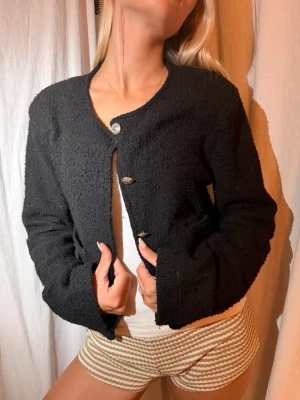 Svart Kofta🖤 - En super söt svart kofta med snygga knappar. Från Gina Tricot, använd ett fåtal gånger, i fint skick!🖤