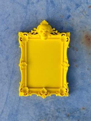 Gothic Photo Frame, 3D Printed -  Size: 10x15 cm / 3.9x5.9 inches ▫The frame is suitable for a photo of: 7.5x10 cm / 3x3.9 inches ▫ Material: 3D-printed PLA plastic ▫ Lightweight ▫ Shipped with double-sided tape