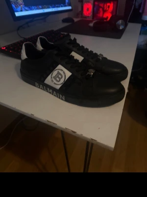 Svarta Balmain sneakers - Snygga Balmain sneakers storlek 44.