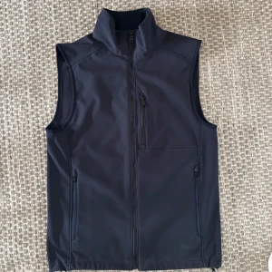 Mörkblå väst från Polo Ralph Lauren - Snygg mörkblå väst från Polo Ralph Lauren, inga defekter och sjukt snygg nu till våren. Storlek XS men sitter som S