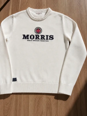 Stickad Morris tröja - Tjena! Jag säljer en riktigt snygg stickad Morris tröja. Den är i mycket bra skick och har inga fläckar eller skador😁 Den är självklart äkta✅ Skicka om du har några frågor☺️