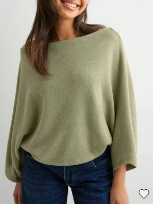 Ljusgrön offshoulder topp - Säljer en ljusgrön offshoulder topp med loose passform. Toppen har vida ärmar och är tillverkad i ett mjukt material som ger en avslappnad look. Perfekt att styla med jeans eller kjol för en trendig vibe.