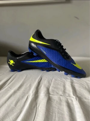 Nike Hypervenom  - Sjukt feta hypervenoms som är väldigt sällsynta. Grymt bra skick. Endast använda 2 ggr på konstgräs. Storlek 45! Tyvärr ingen box. 