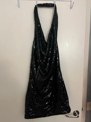 Glitter klänning öppen rygg - Jättefin glitter klänning med öppen rygg, med dragkedja på sidan!💞
