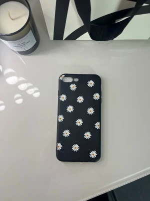Svart mobilskal med blommor - Superfint blommigt mobilskal för IPhone 7 Plus💕