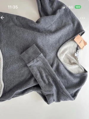 Grå sweatshirt från James Perse - Säljer en grå tröja från James perse i v-ringad modell. Mycket bra skick💕