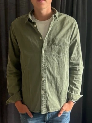 Zara overshirt grön - Tjena! Säljer nu denna Zara overshirt grön. Storlek M. Skick 9,5 /10. Nypris på denna är ca 700 och mitt pris 299, (pris kan diskuteras vid snabb affär). Hör gärna av er vid minsta fundering/fråga. MVH JL Sellout