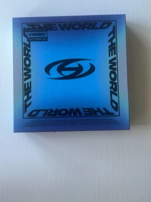 The World EP.1: Movement album - Säljer ett album med titeln 'The World EP: Movement'  Perfekt för dig som gillar samlarobjekt och musikrelaterade böcker. Helt komplett album, cd skivan aldrig lyssnad på. Photocards, bok, poster.