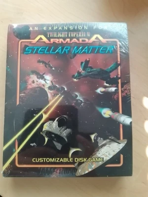 Twilight Imperium Armada Stellar Matter - Expansion till Twilight Imperium Armada, Stellar Matter. Ett brädspelskomplement med rymdtema där du kan anpassa och bygga egna diskbaserade strider. Förpackningen har färgstark sci-fi-design med rymdskepp och laserstrålar.