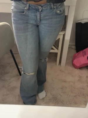 Ljusblå slitna raka jeans - Lager 157 ny pris 400kr