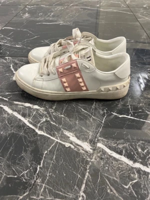 Valentino skor - Säljer dessa Valentino skor i storlek 39. Hör gärna av dig vid frågor.