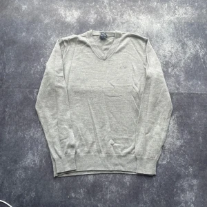 Armani Jeans grå regular fit longsleeve för herrar i storlek S - Storlekslappen säger XL, men enligt måtten motsvarar den bättre storlek S.  Armhåla till armhåla: 48 cm Längd från kragen: 62 cm Ärmlängd från axeln: 56 cm  Skickas inom 24 timmar Spara på priset och frakten genom att sätta ihop ett paket  Mer information finns på min profil 6-252