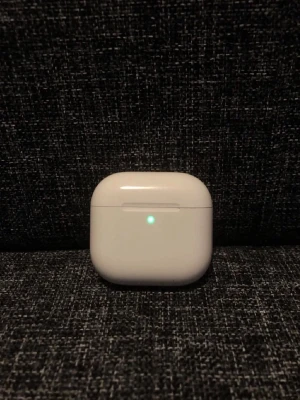 AirPods 4  - Säljer ett par airpods i vit färg med. har en kompakt och rundad design och etuiet har en LED-indikator på framsidan. Perfekta för musik, poddar och samtal på språng.