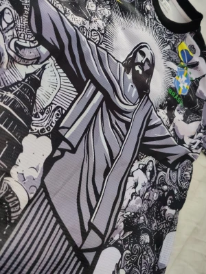 Nike Brasil grafisk t-shirt - Unik grafisk t-shirt från Nike med stor illustration av Kristusstatyn i Rio och detaljer som brasilianska flaggan och CBF-loggan. Svartvit bas med färginslag, rund halsringning och tillverkad i Dri-FIT material som andas. Perfekt för dig som gillar streetwear och Brasilien-vibes.