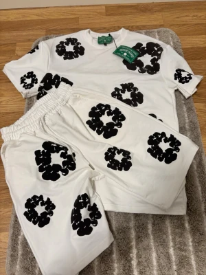 Denim Tears Tröja Och Shorts - Helt ny kommer med tag. Måste köpas med set vill du köpa bara tröjan blir det samma pris. Storlek är XS men passar perfekt för S och bra för M