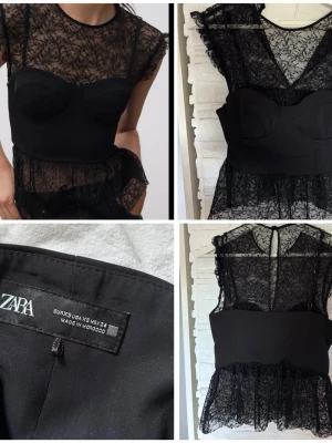 Svart spetsblus från Zara - Säljer en svart blus från Zara med transparent spets och markerad byst. Blusen har korta ärmar, rund halsringning och en croppad passform. Perfekt för dig som gillar trendiga detaljer och en edgy look.