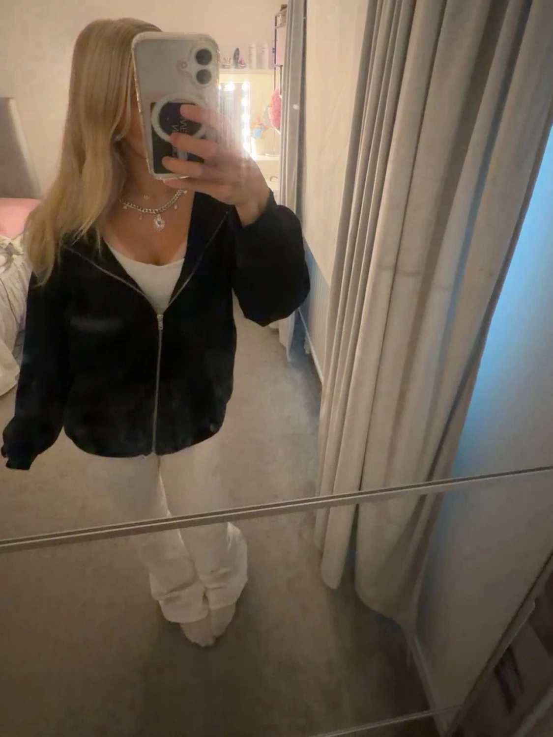 Svart hoodie med dragkedja och huva - 1