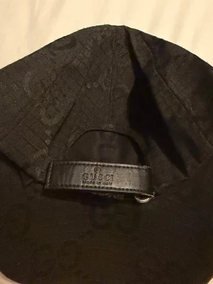 GG  - Keps svart gg läder justerbar storlek 