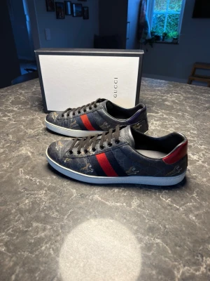 Gucci ace - Säljer ett par otroligt snygga skor från det exklusiva märket Gucci! Skorna är i mycket bra skick, skulle säga ungefär 9/10 och säljs i befintlig skick. Nypris ligger på över 9000kronor men jag säljer dessa för endast 2199 och kan gå ner i pris ännu mer vid snabb affär! Skorna är i storlek 43 men stora i storleken så passar mer 43,5. Skriv gärna ifall det är några funderingar, allt bästa SkoKapet