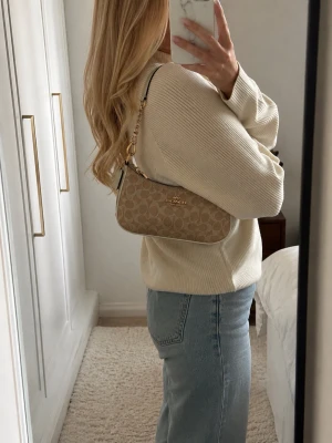 Coach Teri Signature Canvas - Använt 2 gånger i väldigt bra skick som ny helt enkelt och självfallet kommer denna med dustbag, Pris kan diskuteras till ett rimligt pris såklart🌸💕