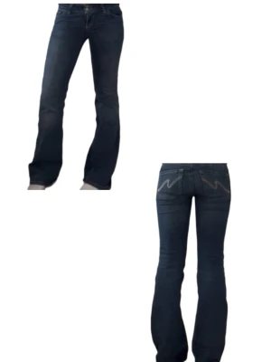 Mörkblå bootcut jeans - Säljer ett par mörkblå bootcut jeans med snygg vit brodyr på bakfickorna. 🤍. Perfekta för en avslappnad och trendig look. Jeansen har tyvvär ett litet hål/ slitning längst ner som knappt syns och som många uppfattar som snyggt, kontakta för fler bilder❣️