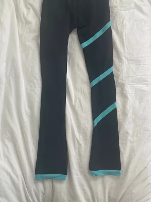 Konståknings Spiralbyxor i medium - Skick enligt bild. Säljes då jag slutat med konståkning. Storlek: Adult Medium men jag upplevde de som små. Skulle nog passa till och med barn/tonåringar. Kan ge mått om de behövs.  Inköpta på Teijas skateshop i Stockholm. Nypris: 890 kr. 
